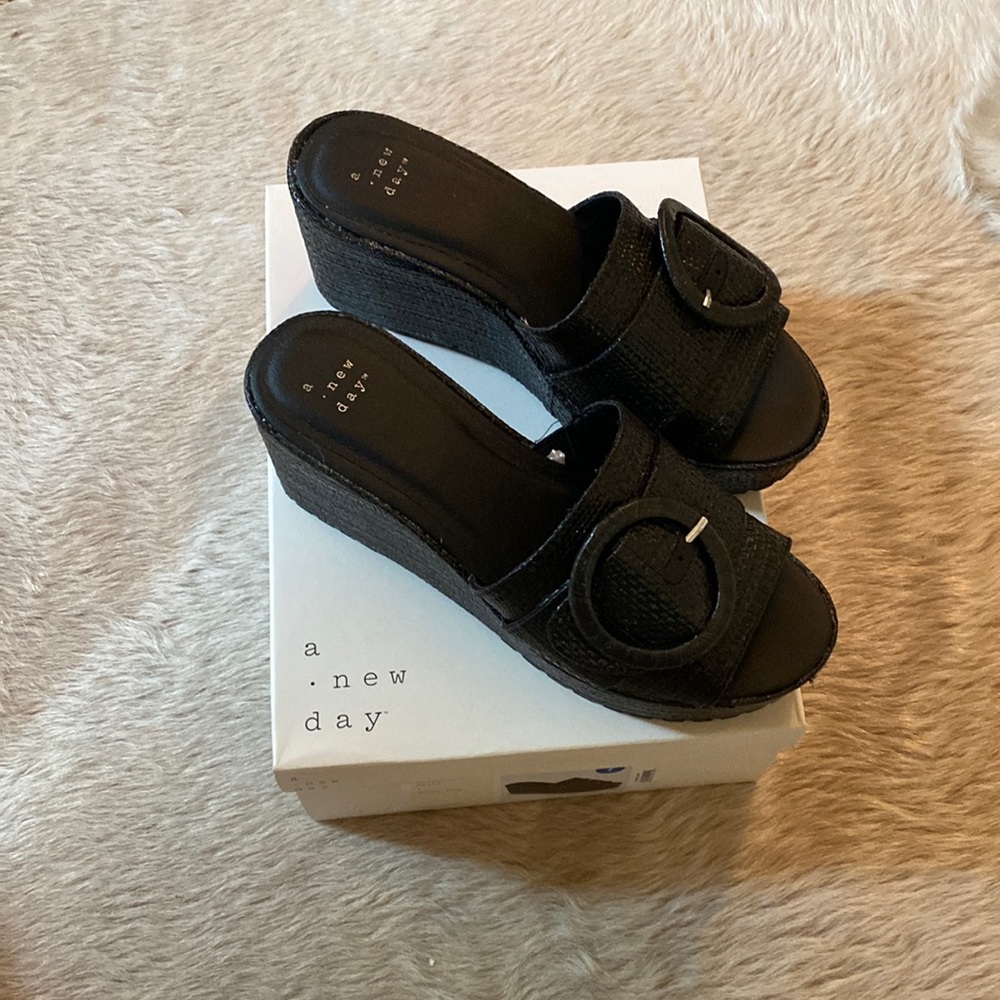 a . new day black wedge